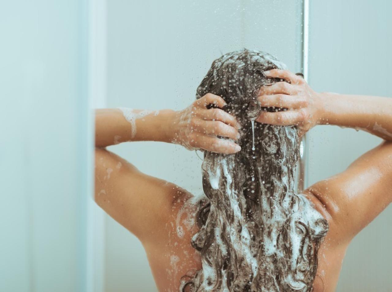 言われて納得！プロが教える「髪質」ごとの洗うべき頻度