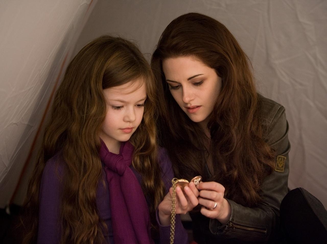 『トワイライト』ベラ&レネズミ親子、美しく成長した2ショットを披露