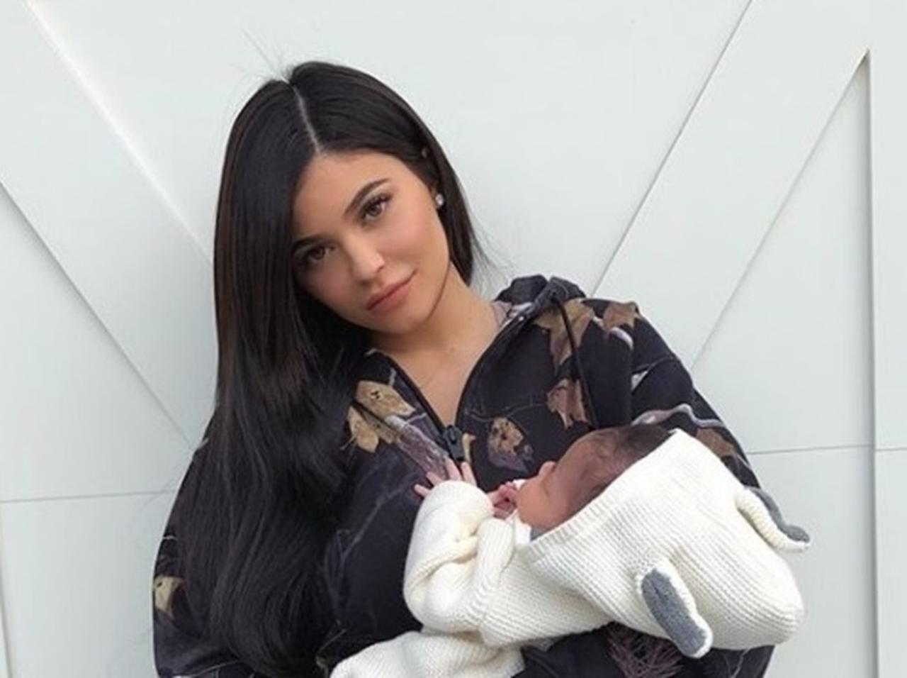 20歳新米ママのカイリー・ジェンナーに母親歴1ヵ月で批判殺到、一体なぜ?