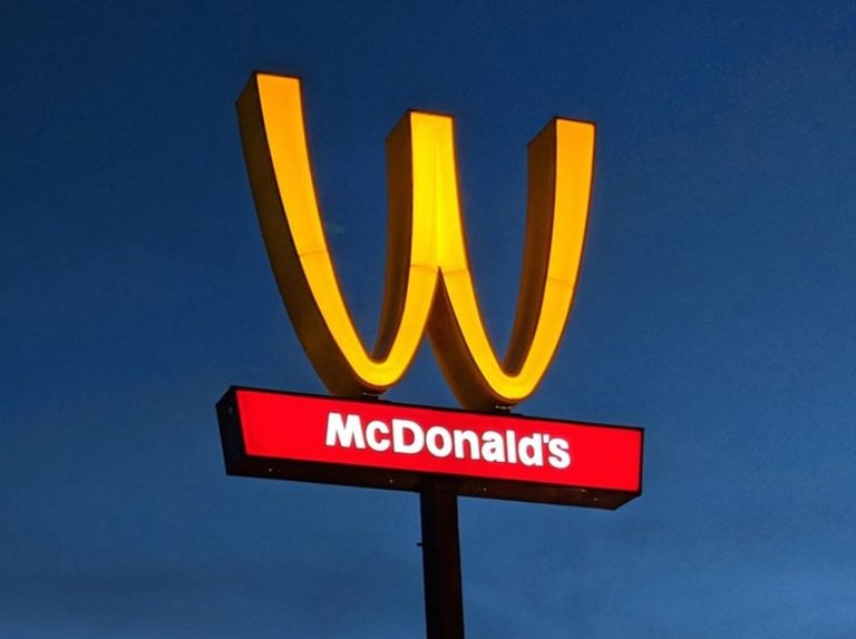 マクドナルドの看板が「逆さま」に、そこに隠された重要なメッセージとは?