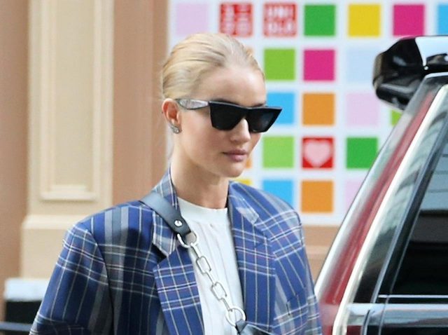 ロージー・ハンティントン・ホワイトリー、チェック柄ジャケットをおしゃれに着崩すには？