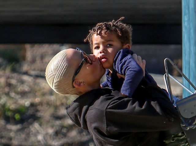 “テイラー・スウィフトのファンだから「ゲイ」”と呼ばれたセレブの5歳息子、母親が激怒