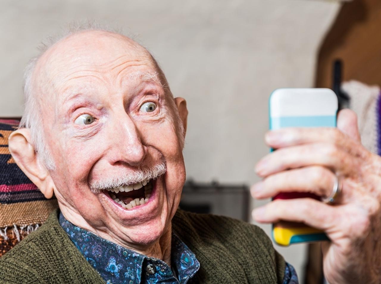 80歳のおじいちゃん、携帯で通話することができたときの反応は?