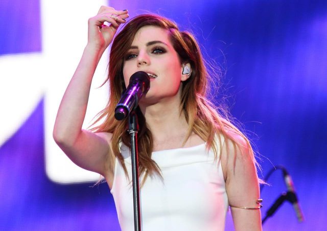 平均年齢20歳の家族バンド、エコスミスの新曲「オーバー・マイ・ヘッド」がTスウィフトに続く人気