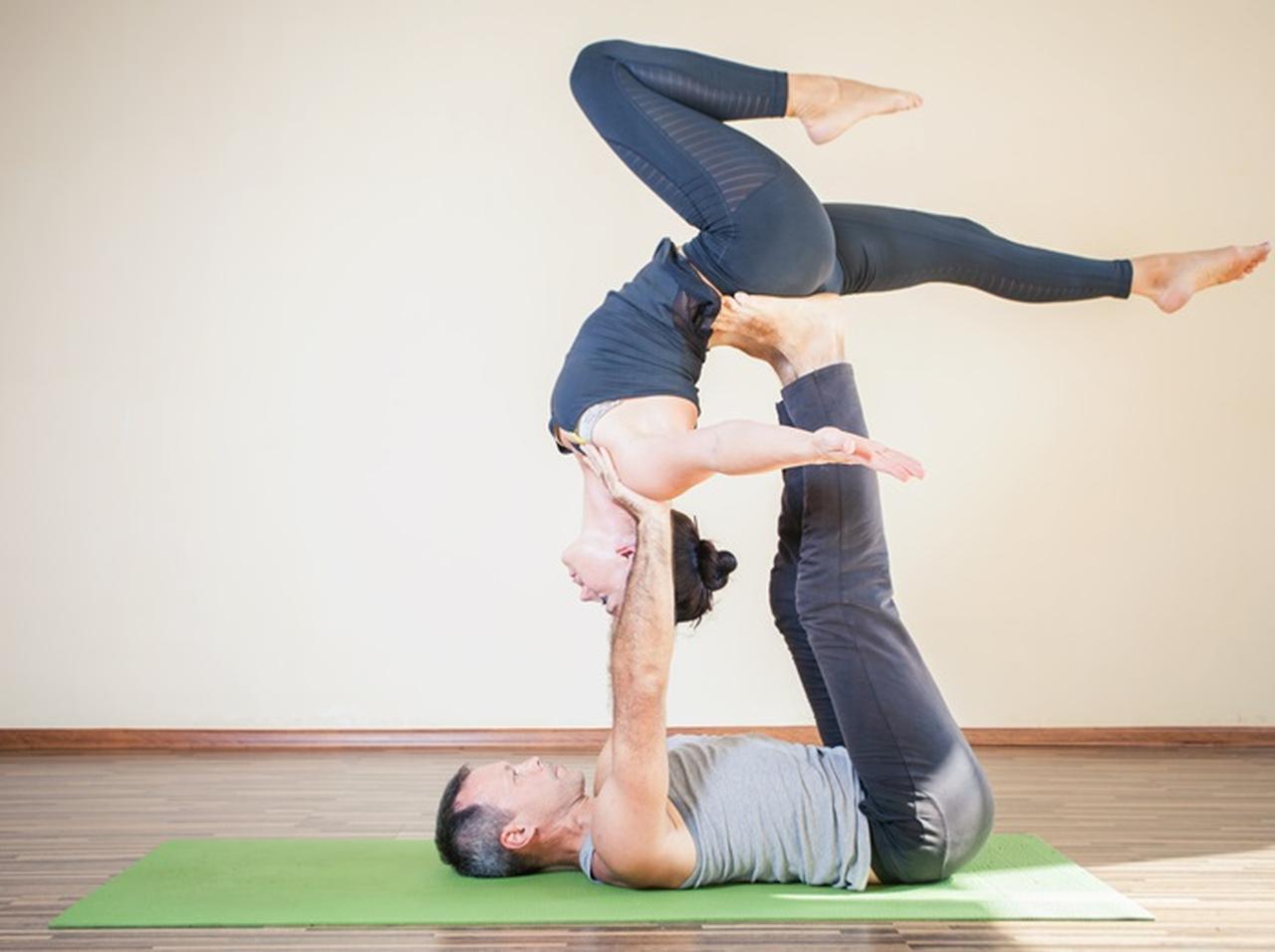 飛行機が遅れてしまった時、機内でヨガをするカップルに周りは…?