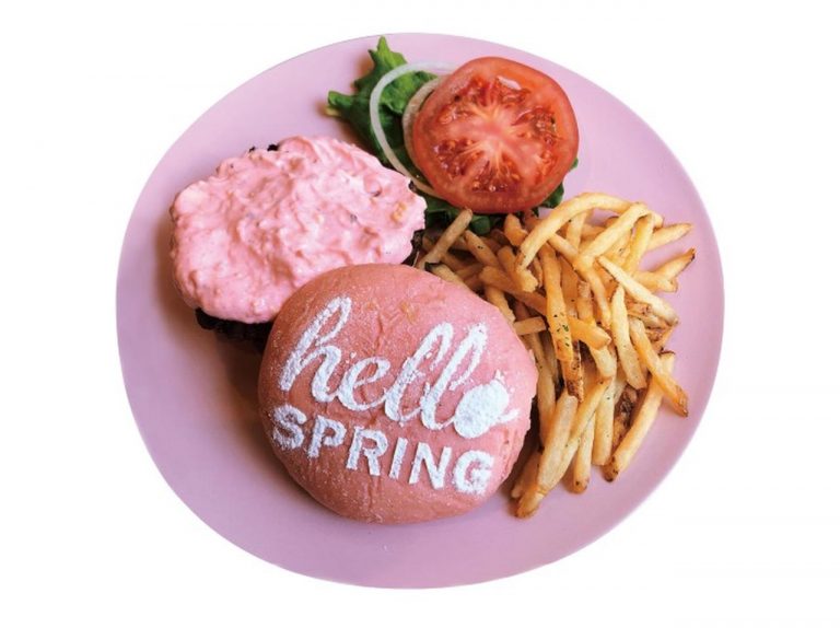 ハワイ発のバーガー店テディーズ、ピンク色のバーガーを限定発売♡