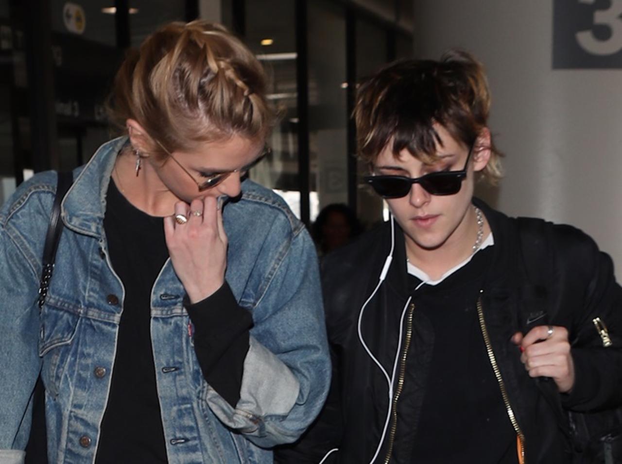 クリステン・スチュワートとステラ・マックスウェル、仲良く寄り添うも「あの話題」に触れられる