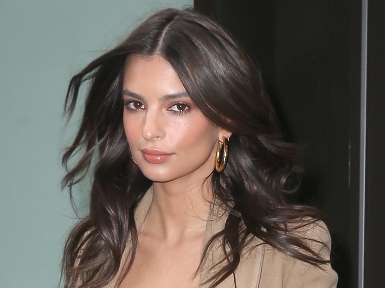 エミリー・ラタコウスキー流、真似できるトレンチコートのコーデ