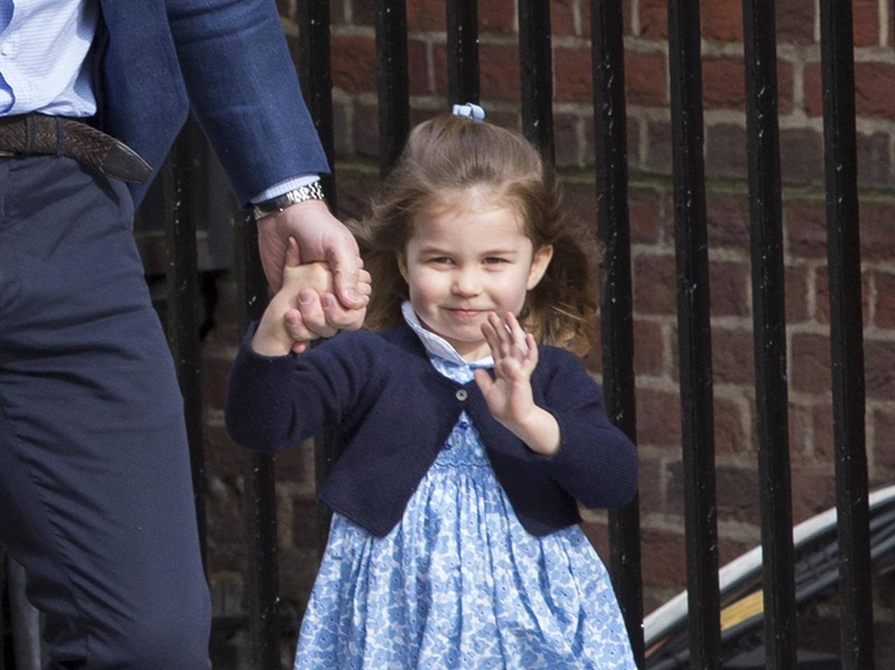 シャーロット王女、2歳とは思えない神対応をみせる