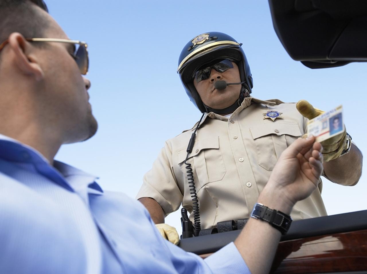 警察に免許証の提示を求められた男性、その免許証がツッコミどころ満載