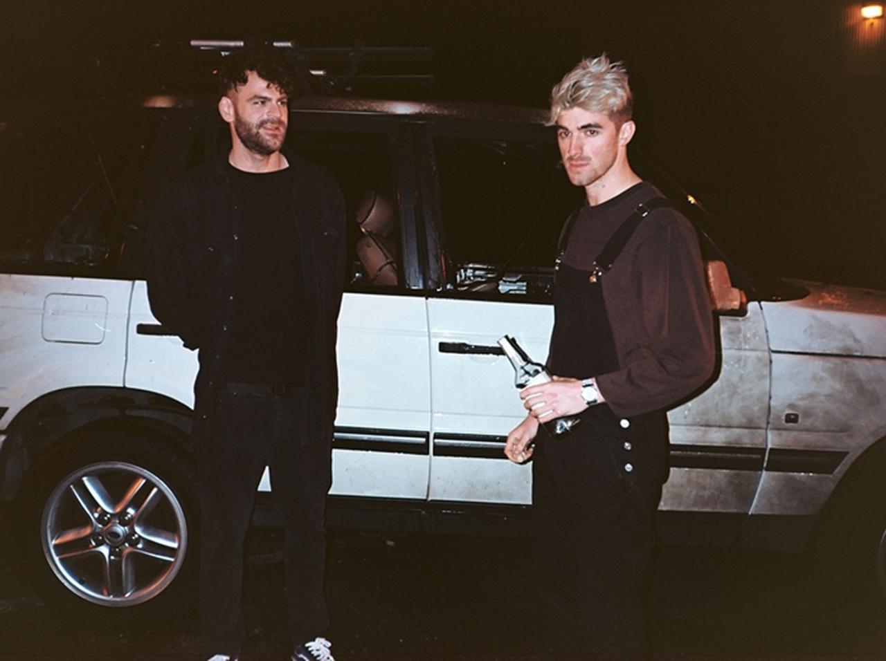 ザ・チェインスモーカーズ、新作MVは水の中で熱唱