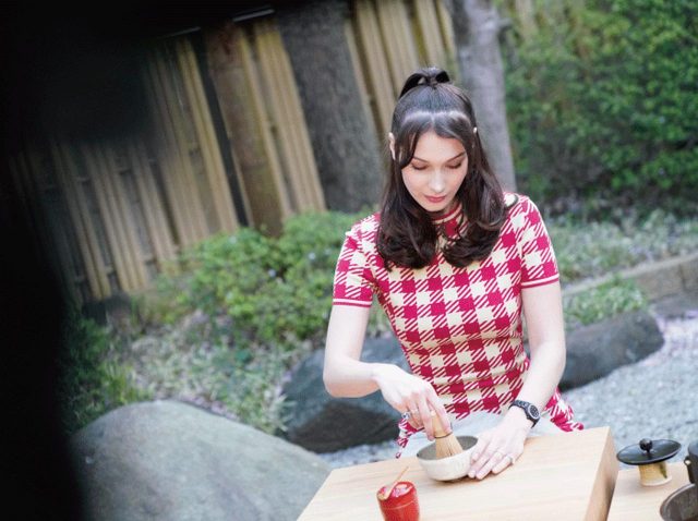 ベラ・ハディッドが、茶道に初挑戦！