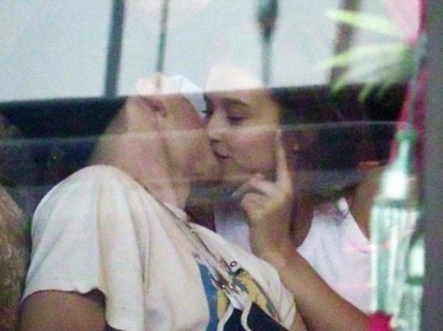 ブルックリン・ベッカム、『プレイボーイ』モデルと熱烈キス！クロエ・モレッツと破局