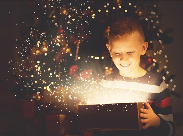 「アップルのスマホ」をもらった少年、箱の中身にがっかり