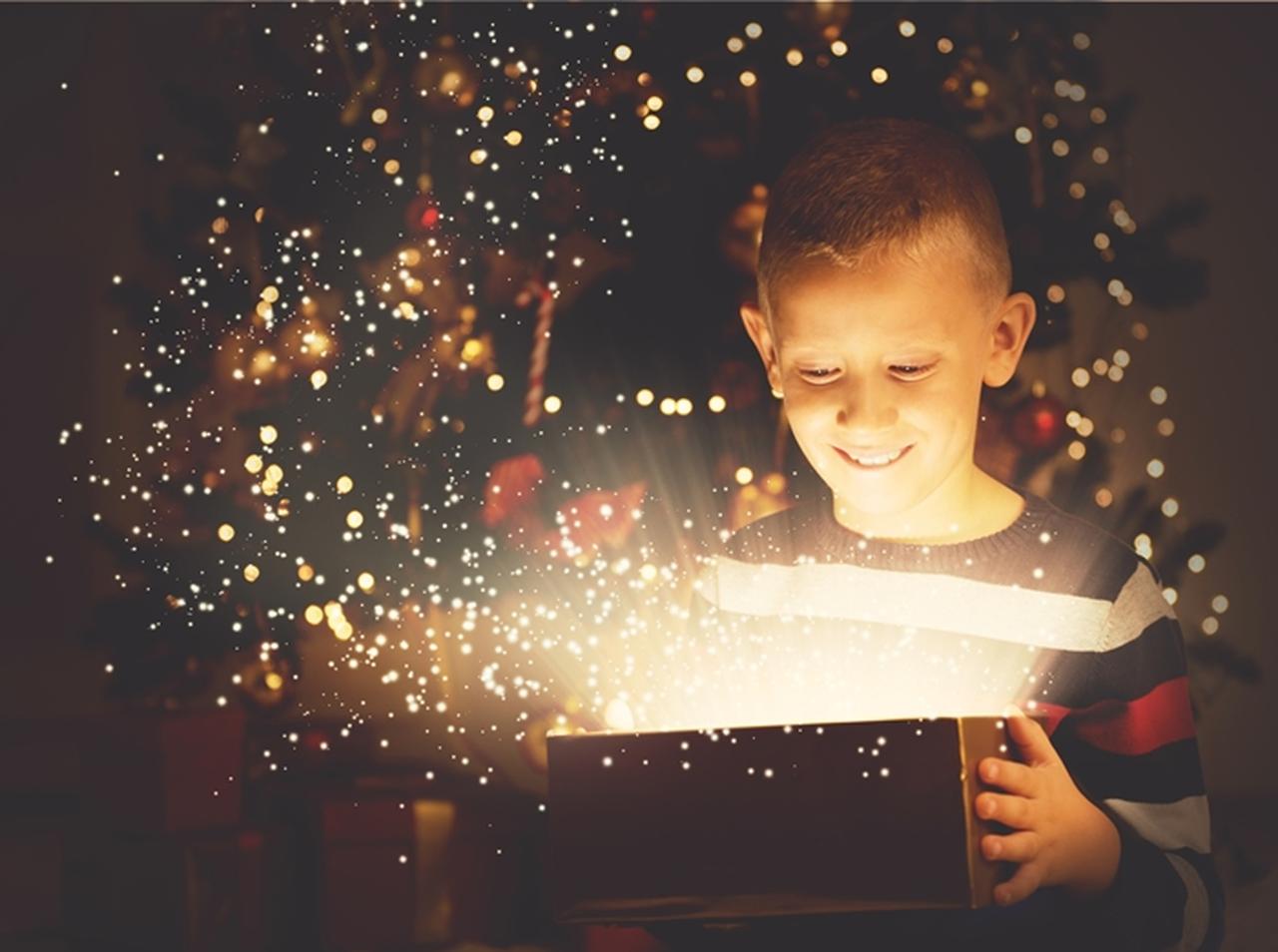 「アップルのスマホ」をもらった少年、箱の中身にがっかり