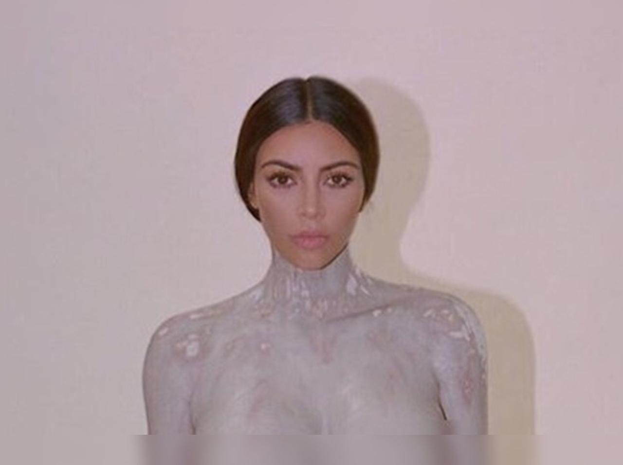 キム・カーダシアン、文字通り「ありのままの姿」を晒した広告に波紋