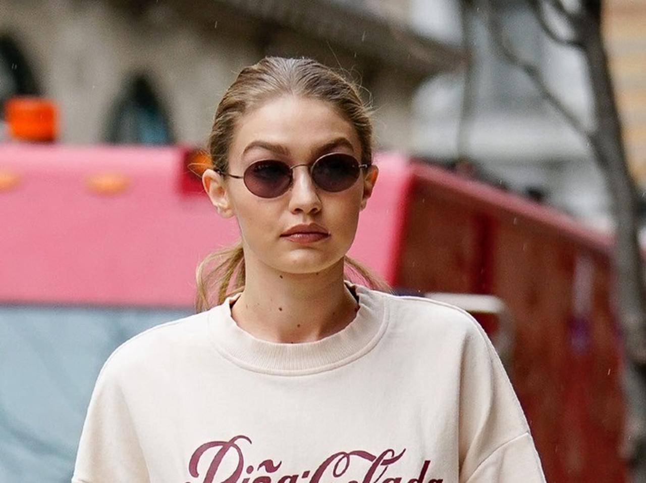 ジジ・ハディッド、スウェット+デニムコーデをスタイリッシュに見せる方法