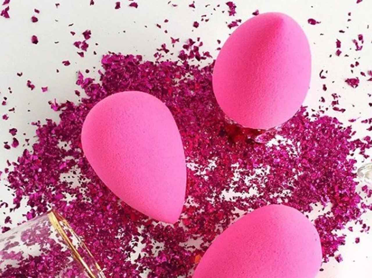 汚れたメイクスポンジを綺麗にするため電子レンジでチン！その結果に驚愕