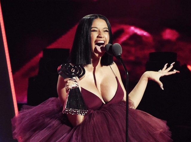 カーディ・B、婚約者とは別の男性と「アレの最中」と電話越しに暴露