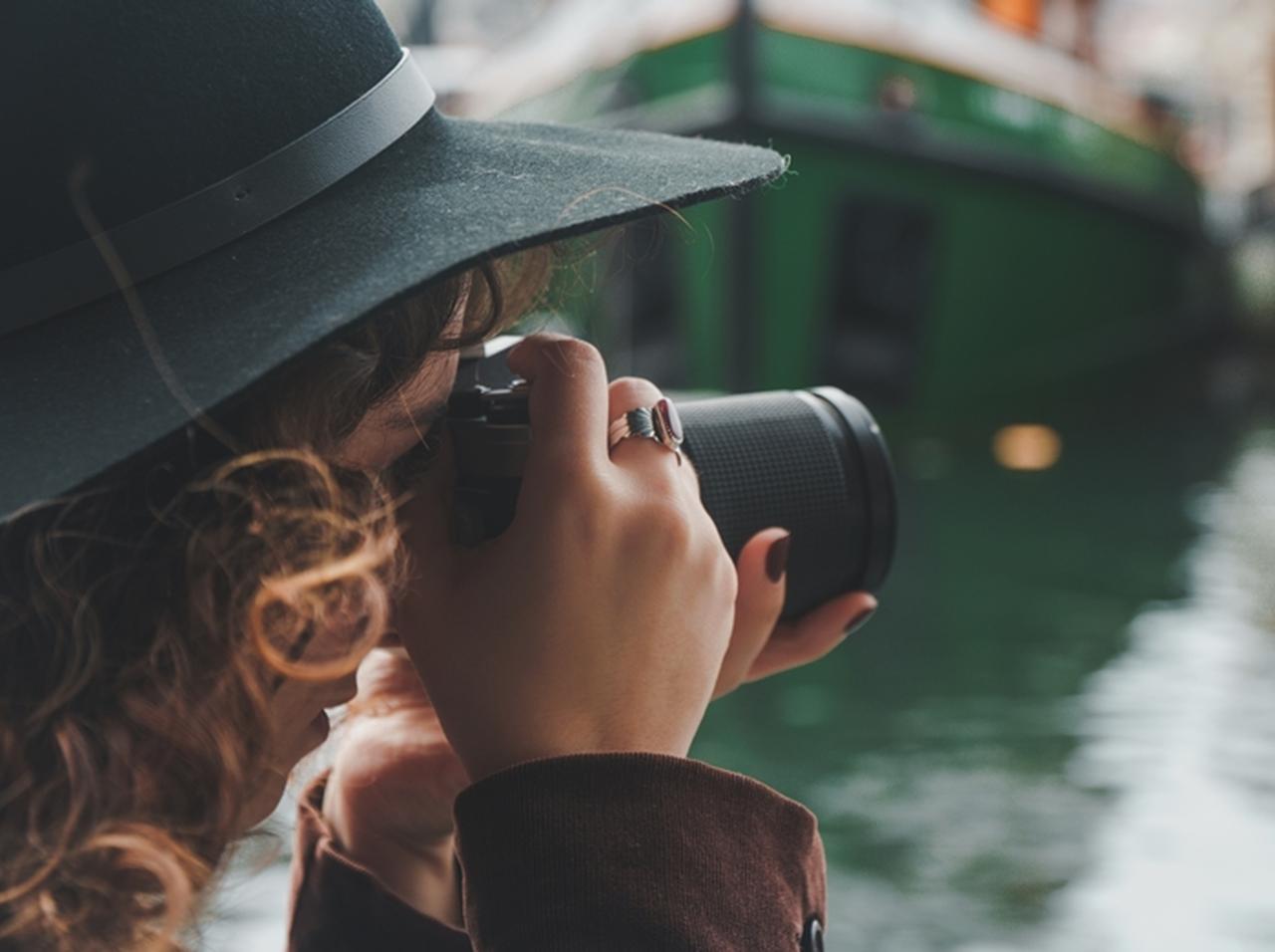 完璧な写真を求めて水辺で撮影すると、次の瞬間…！