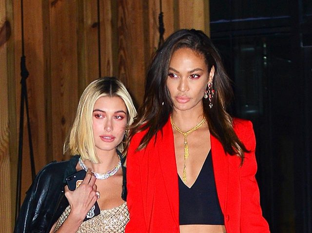 元ヴィクシーモデルの攻めた服装に「アレを履くの忘れてない？」と総ツッコミ