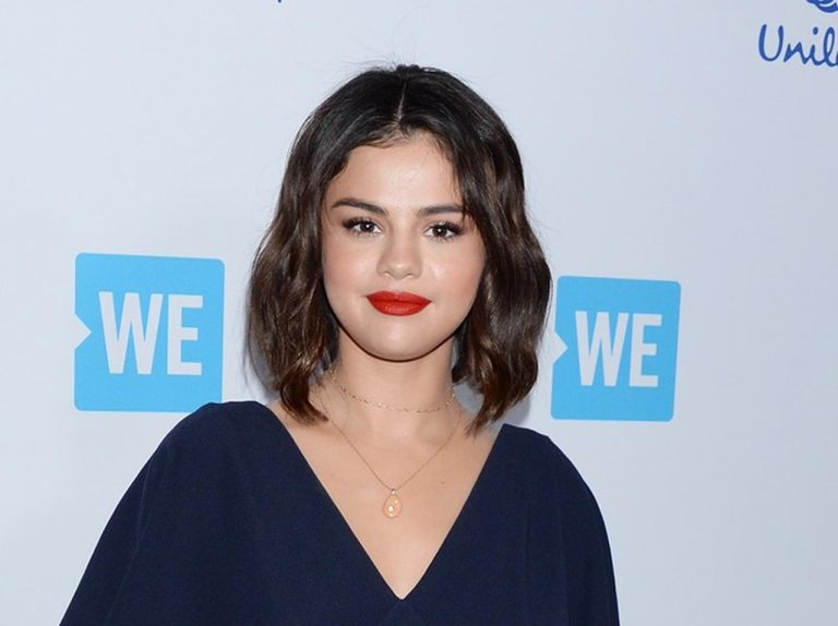 セレーナ・ゴメス、大人な雰囲気漂うシックなドレススタイルに注目