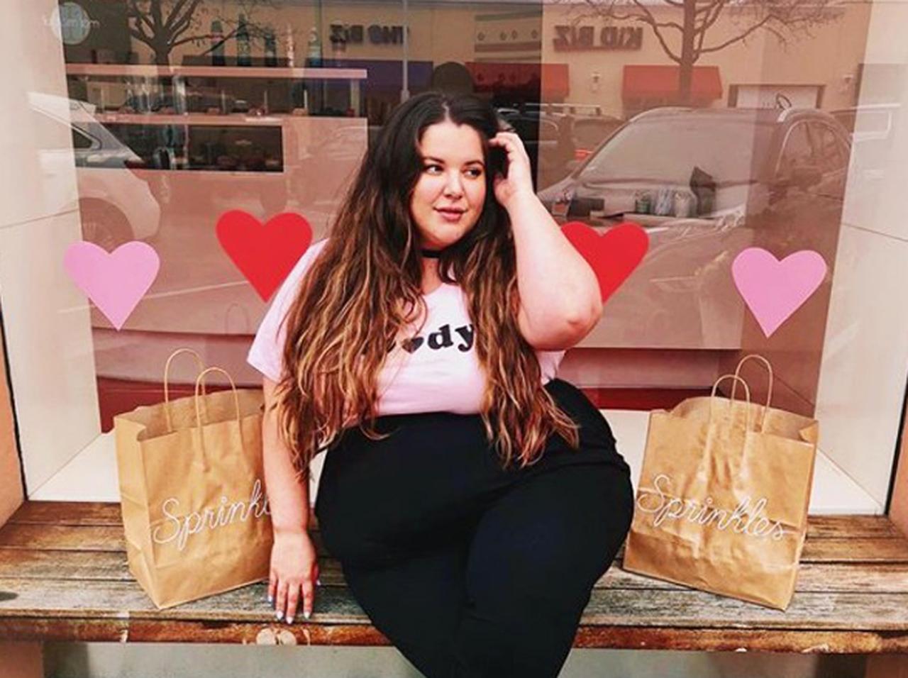 機内で「場所取りすぎ」と嫌がらせ受けたぽっちゃりモデル、思わぬ反撃に出る