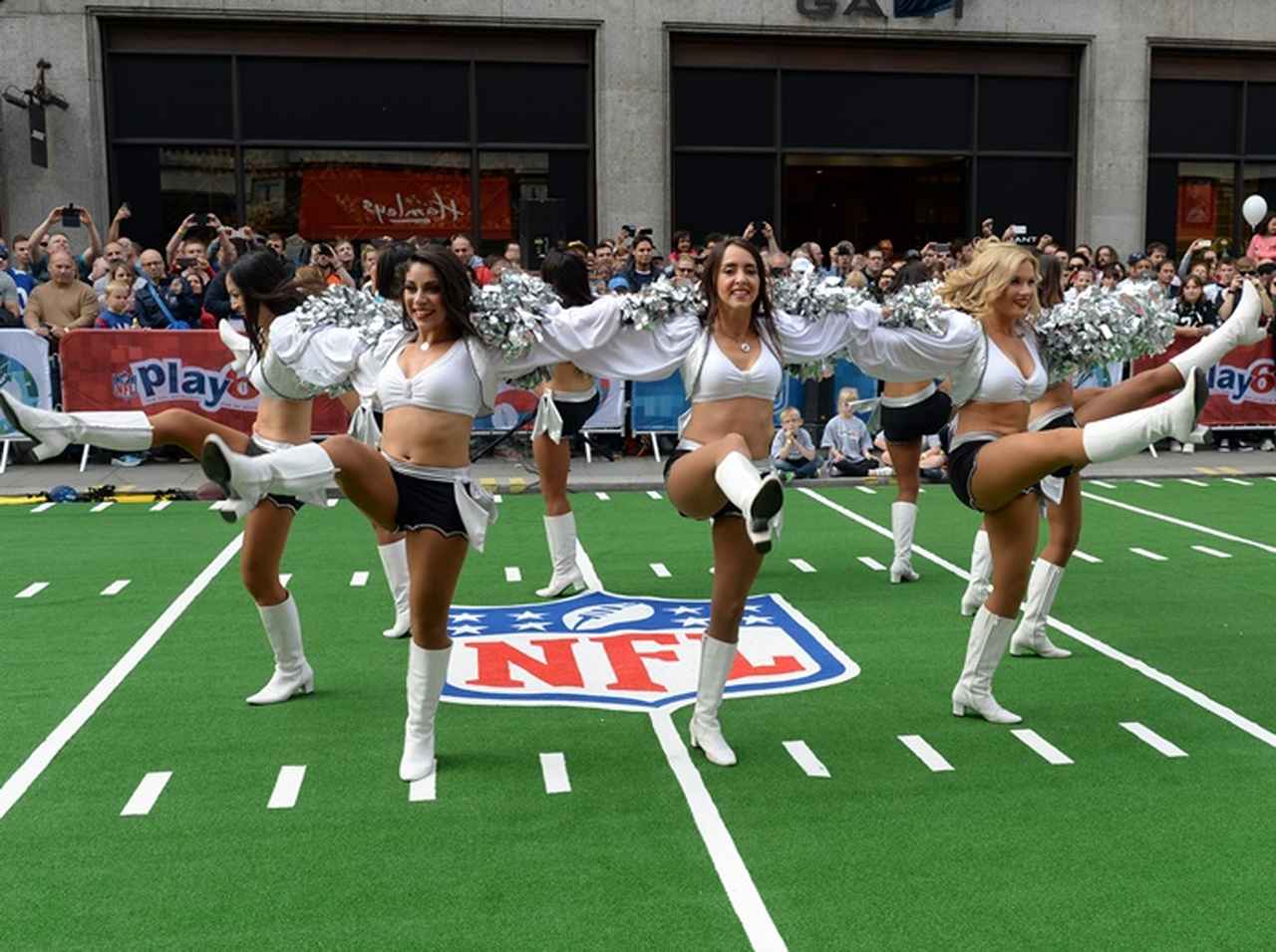 服装指定からタンポンの使い方まで…NFLチアリーダーの厳しすぎるルールとは