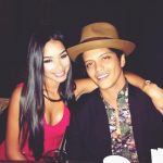 ブルーノ・マーズと長年の恋人ジェシカ・キャバン、ドラマチックな「出会い」と現在