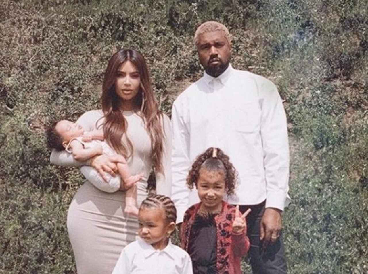 キム・カーダシアン、初の家族写真の裏側が想像以上に大変だった