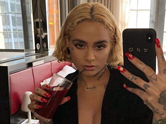 全身タトゥーの個性派ケラーニ、首に新タトゥー「流動的」の文字