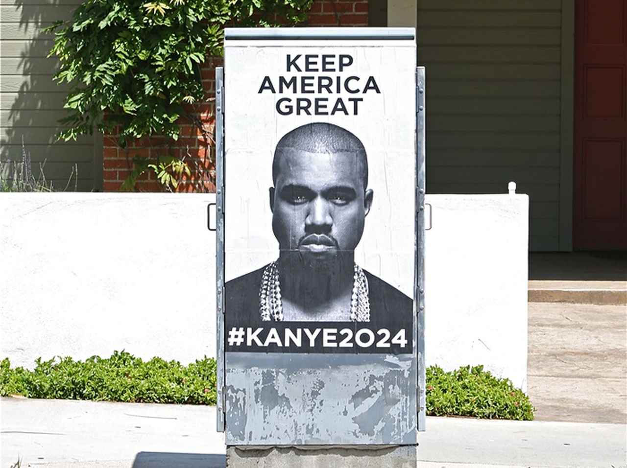 カニエ・ウェストが2024年の大統領選出馬に意欲か、全米都市にポスター