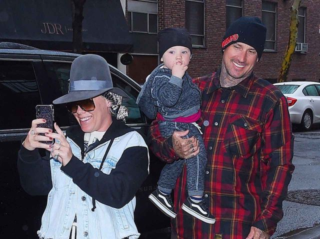 ピンク、待ち構えていたパパラッチのことを「逆パパラッチ」