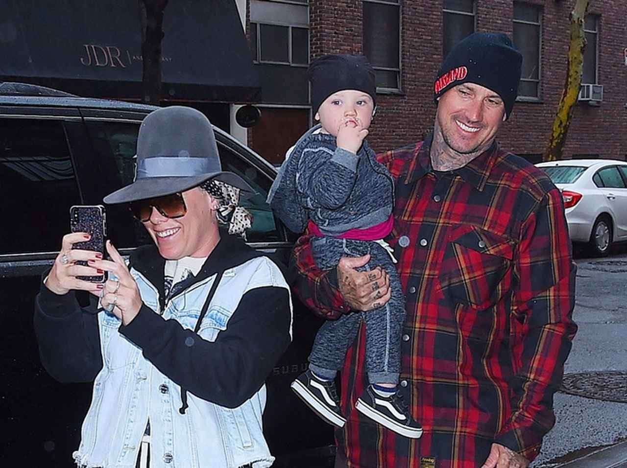 ピンク、待ち構えていたパパラッチのことを「逆パパラッチ」