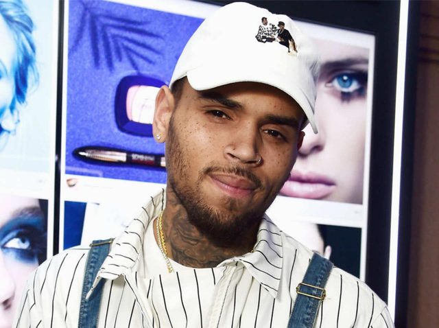 過去にDV逮捕のクリス・ブラウン、女性の「首絞める」画像出回り弁解