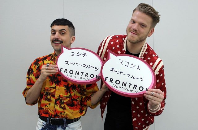 スーパーフルーツのミッチとスコットが日本語でのサインに挑戦！