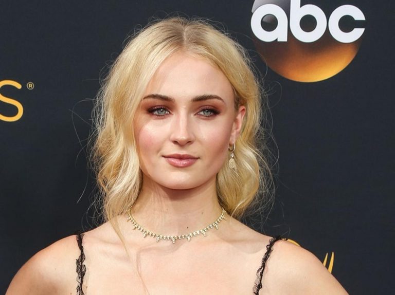 ソフィー・ターナー、「ソーセージ」を愛しすぎて取った行動にファンがざわつく