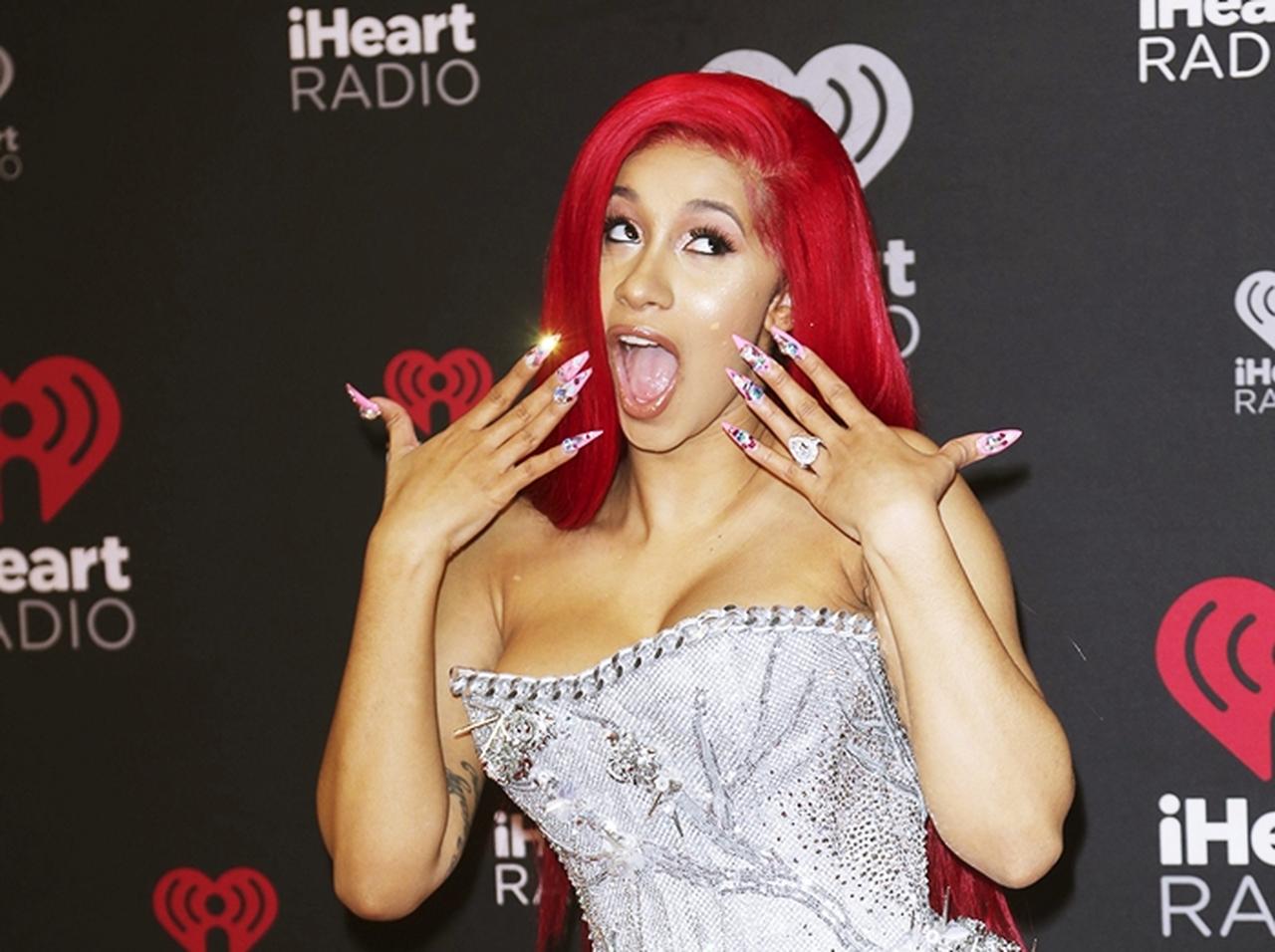 カーディ・Bが違法な「お尻の整形手術」を告白、恐怖の術中&術後とは?