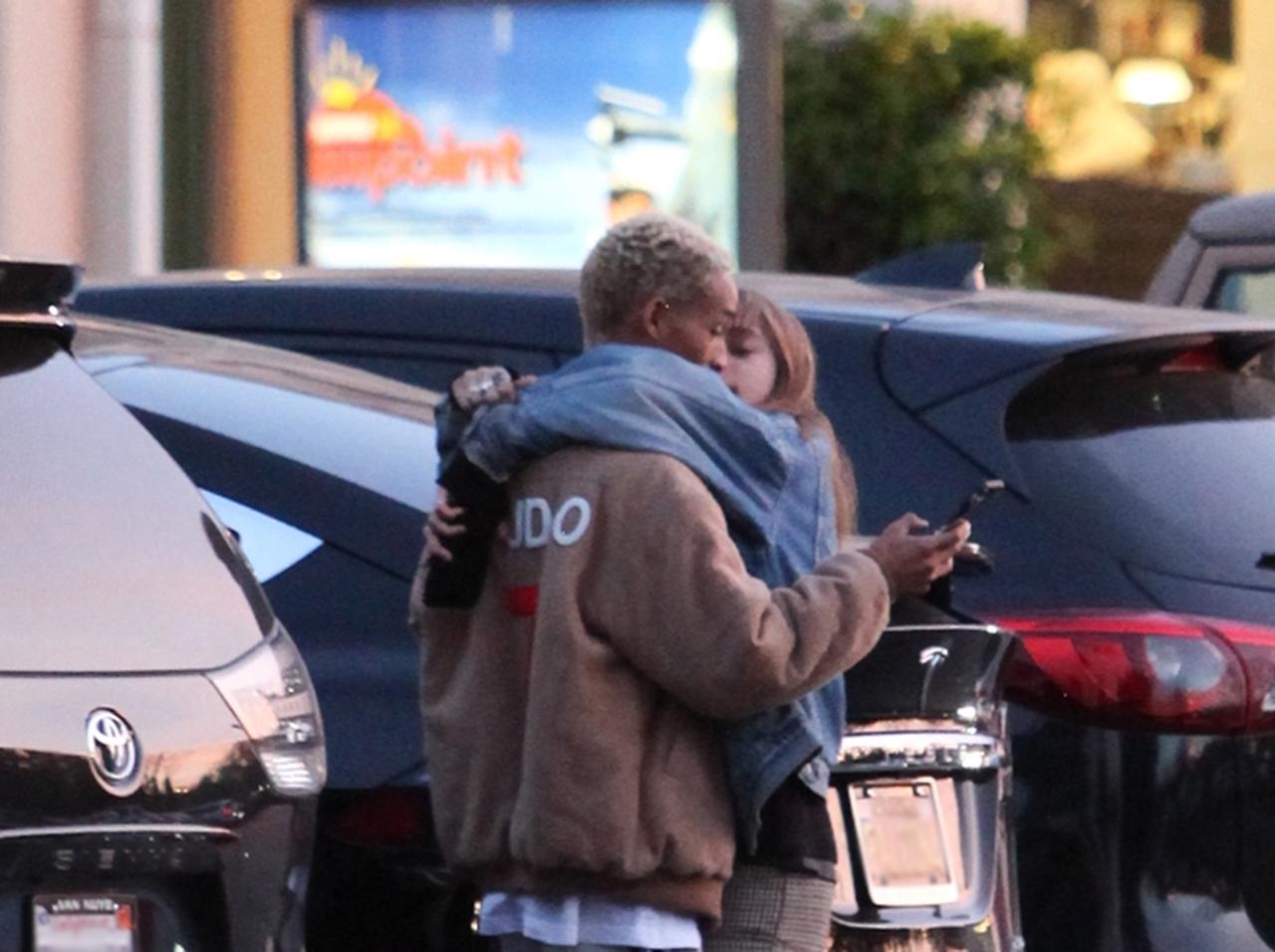 ウィル・スミス息子、2世女優の恋人と駐車場で堂々とキス