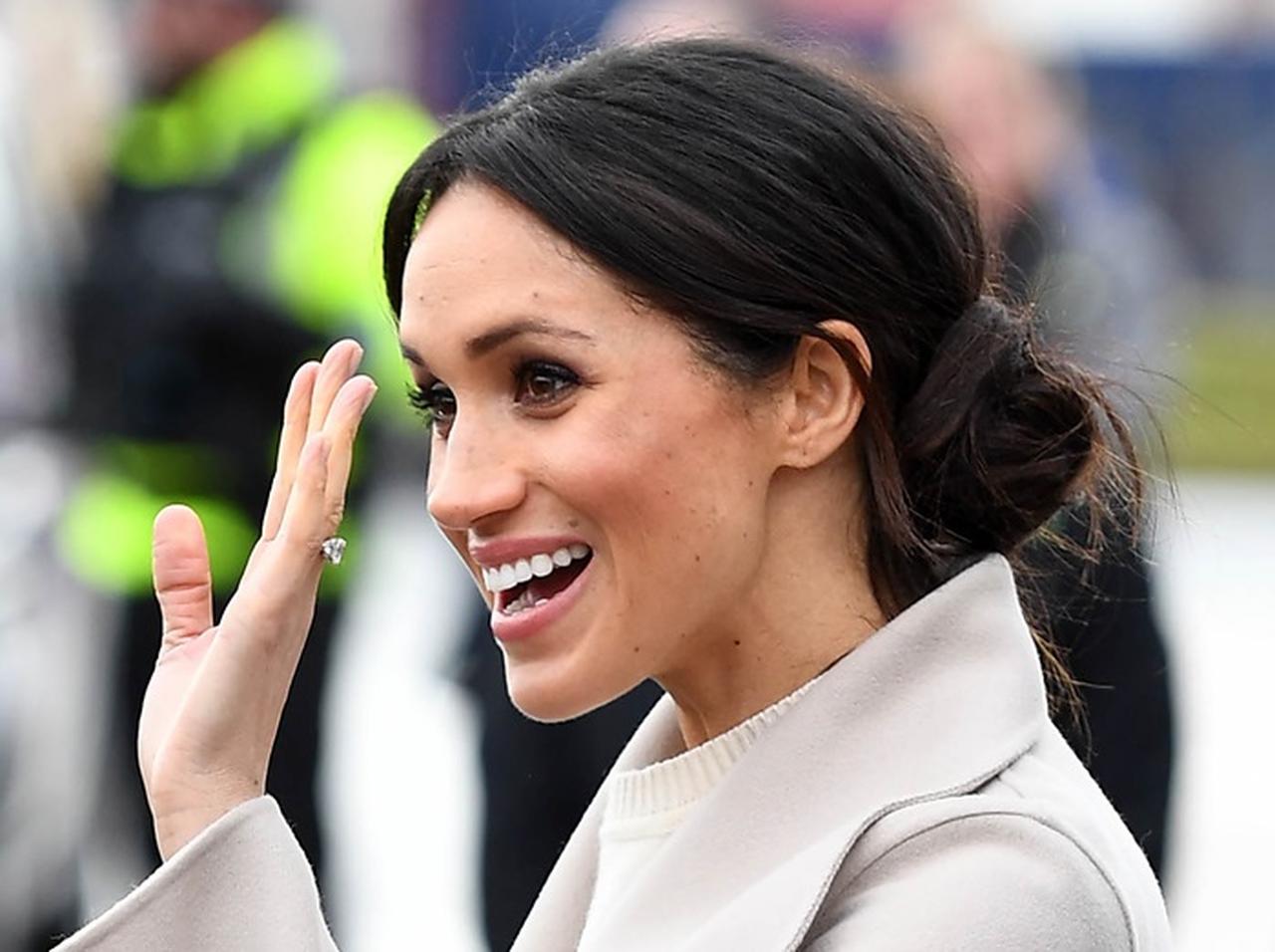 英王室専門のプロが教える!メーガン風無造作お団子ヘアを作る方法