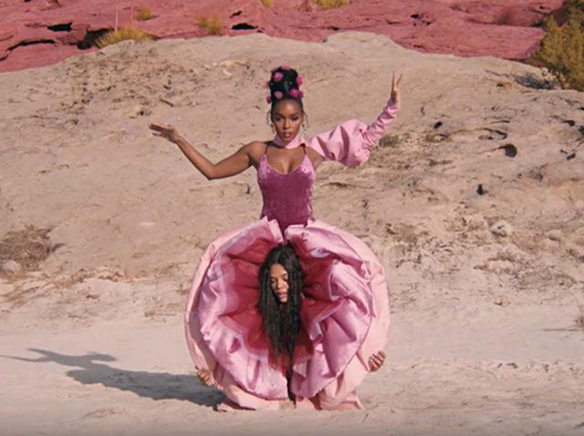 ジャネール・モネイ、新MVで着た「女性器」をイメージした衣装がやばい