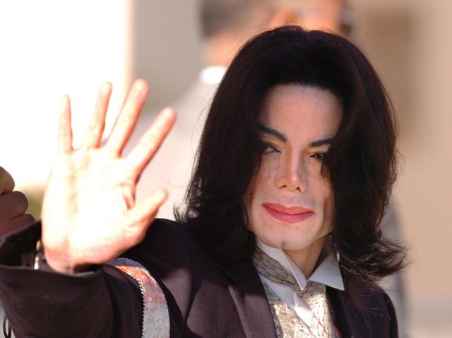 マイケル・ジャクソンがムーンウォーク初披露の時に履いた「ローファー」買えます。いくらでしょう？