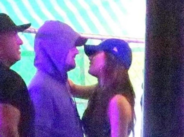 43歳レオナルド・ディカプリオ、20歳モデル彼女とフェスでイチャイチャ【写真あり】