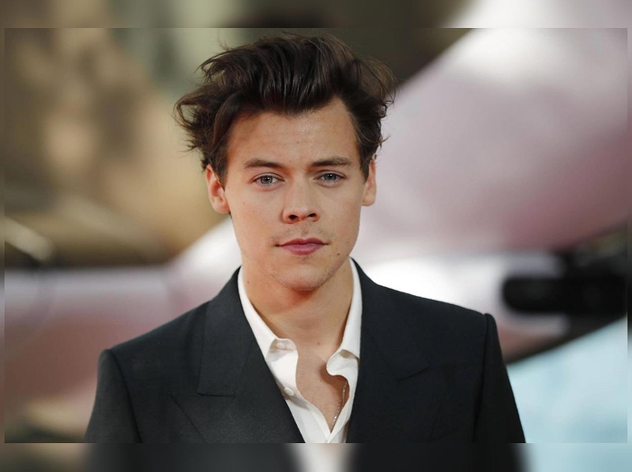 ハリー・スタイルズの下半身の謎の「膨らみ」にファンが発狂