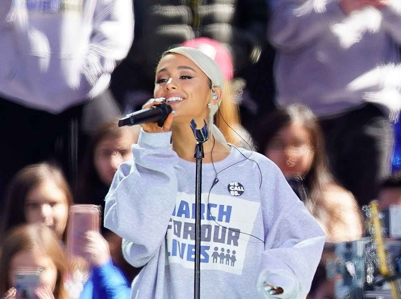 ジェームス・チャールズ、アリアナ・グランデを「失礼なセレブ」と呼んで批判殺到