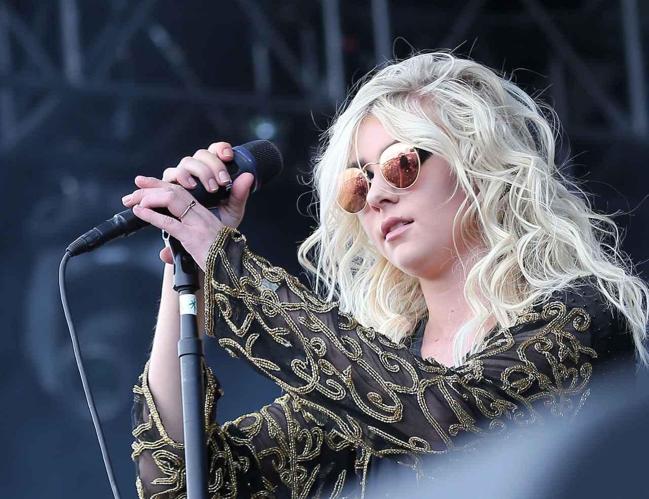 テイラー・モムセンが公開したすっぴんベッド写真に「ジェニーっぽい」