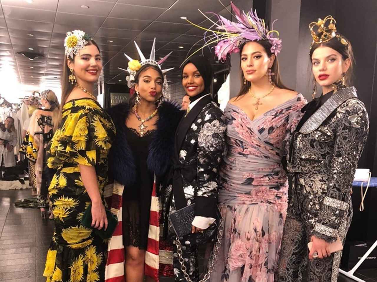 D&Gのコレクション、人気モデルと肩を並べてプラスサイズモデルも登場