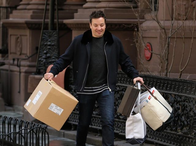 ジミー・ファロン、段ボールの持ち方がヒヤヒヤする【写真アリ】