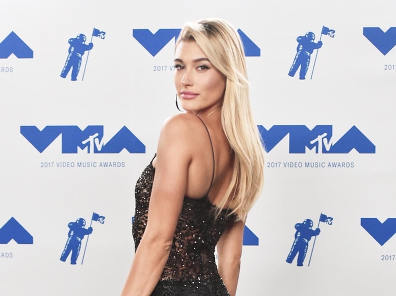 体に19個のタトゥー、ヘイリー・ボールドウィンの賢いタトゥーの入れ方とは？