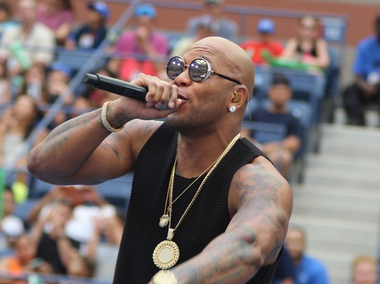 フロー・ライダーのヒット曲に登場する「セクシーなあの娘」の下半身が大変なことに